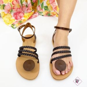 Sandalias planas hechas a mano en piel y piel marrón oscuro de caro calcio.