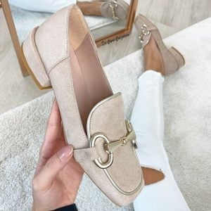 elegantes-mocasines-bajos-nude-con-hebilla-dorada-de-caro-calzature-1