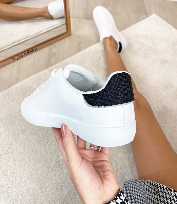 Sneakers Bianche Da Donna Con Strass Laterali E Dettaglio Sul Tallone Lora Ferres 143812420
