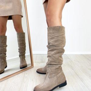 stivali-scamosciati-taupe-con-zeppa-interna-de-caro-calzature-1