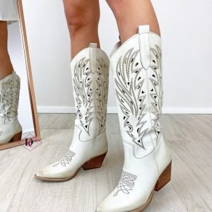 Boots-texanes-en-cuir-perforé-blanc-crème-de-caro-chaussures-5