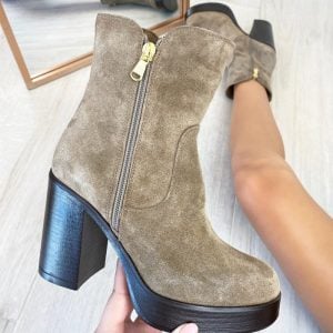 bota-tacon-gamuza-taupe-de-caro-calzature-2