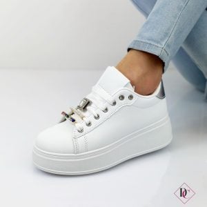 sneakers bianco argento con zeppa e gioielli sui lacci de caro calzature