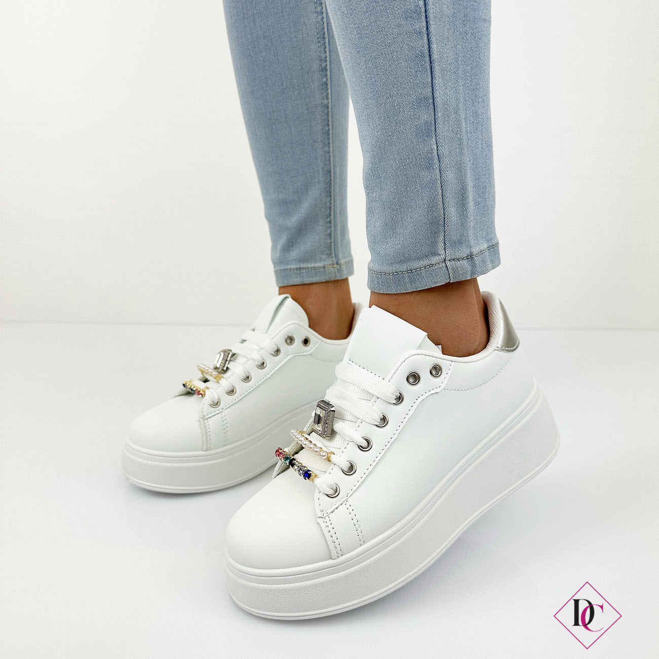 Sneakers Con Zeppa DKNY Sophie In Ecopelle Bianco Argento, Taglia USA 9.5 M – Nuove In Scatola