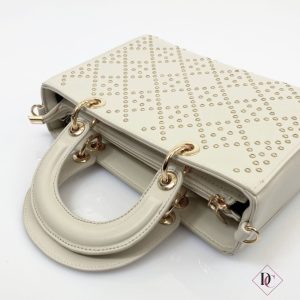 borsa elegante eco pelle beige con borchie oro e tracolla de caro 2