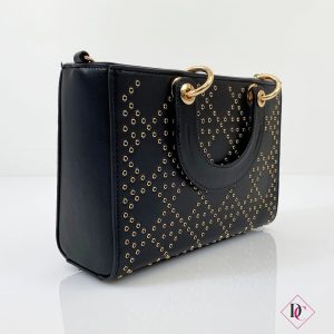borsa elegante eco pelle nero con borchie oro e tracolla de caro 2