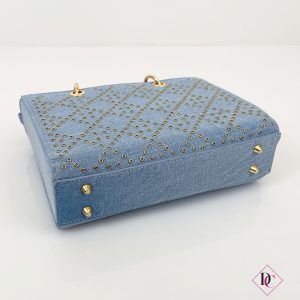 borsa rigida blu jeans con borchie oro e tracolla de caro 1