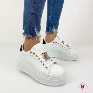 sneakers bianco nero con zeppa platform e gioielli sui lacci de caro calzature 3