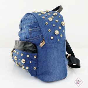 zaino di jeans con dettagli neri e borchie oro de caro 2