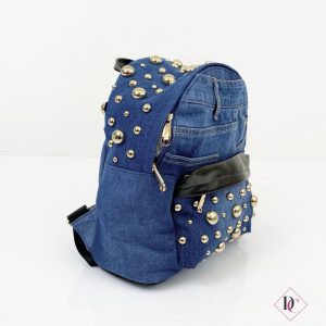 zaino di jeans con dettagli neri e borchie oro de caro 3