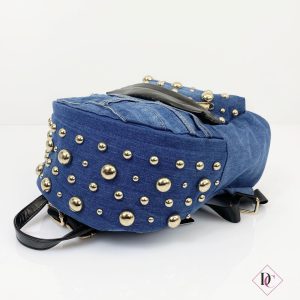 zaino di jeans con dettagli neri e borchie oro de caro
