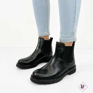 Stivaletti neri bassi alla caviglia con elastici laterali e borchie de caro calzature 3