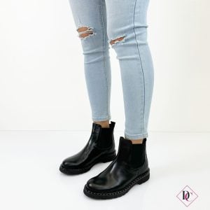 Stivaletti neri bassi alla caviglia con elastici laterali e borchie de caro calzature 4