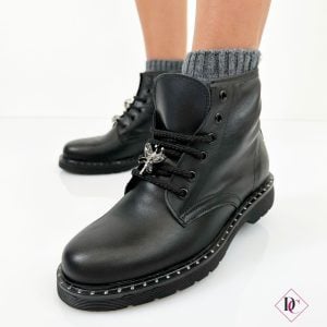 anfibi neri vera pelle caviglia bassa con gioielli sui lacci e borchie de caro calzature 2