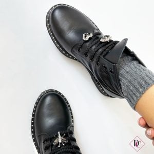 anfibi neri vera pelle caviglia bassa con gioielli sui lacci e borchie de caro calzature