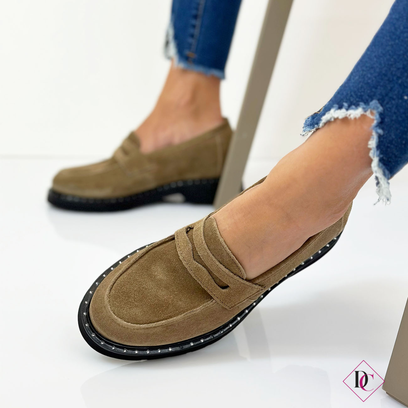mocassini-latina-eleganti-vera-pelle-tacco-basso-con-borchie