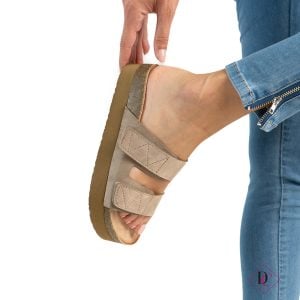 Flache Sandalen mit taubengrauem Plateau-Keilriemenverschluss von Caro Calcio (3)