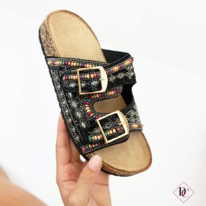 sandali bassi neri ciabatte con fibbie regolabili e suola in camoscio de caro calzature 3