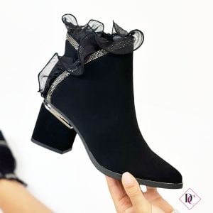 tronchetto nero elegante a punta con tacco comodo e rouches de caro calzature 4
