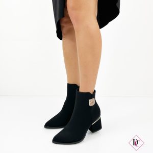 tronchetto nero elegante con dettagli oro tacco comodo de caro calzature 4
