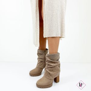 tronchetto scamosciato beige khaki tacco alto con ghetta e brillantini de caro calzature 3