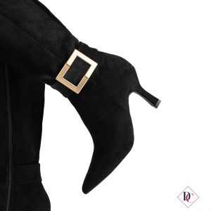 stivali eleganti con tacco alto nero scamosciato fibbia oro de caro calzature (3)