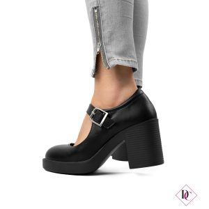 décolleté classiche nere con tacco largo e cinturino sul collo piede de caro calzature (3)