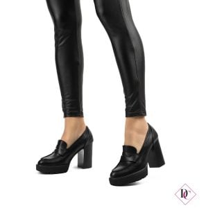 mocassins pretos com salto alto e plataforma platô de caro calcio (3)