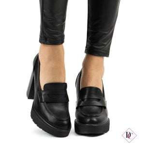 mocassins pretos com salto alto e plataforma platô de caro calcio (7)