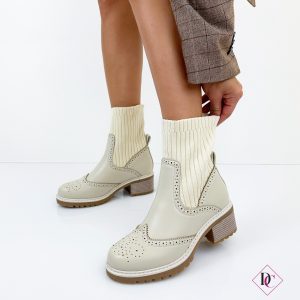 stivaletti beige inglesine con gambale in maglia elasticizzata de caro calzature 2