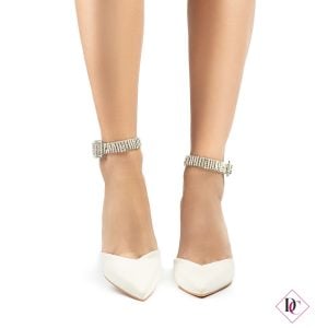 elegantes sapatos bege pontiagudos com strass e tira no tornozelo calçado de caro (3)