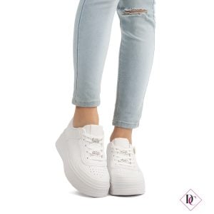sneakers bianche con zeppa comoda e gioielli sui lacci de caro calzature (3)