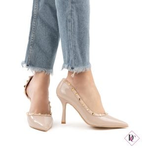 Zapatos de tacón alto brillantes con escote nude y tachuelas doradas de Caro (3)