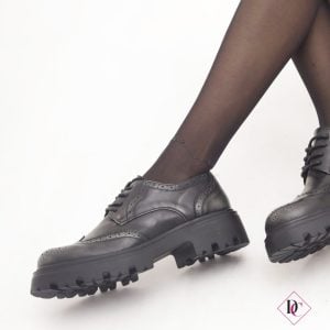 Elegantes zapatillas negras con cordones de caro calzado 1