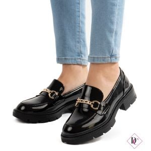 Mocasines negros de charol con tacón bajo y hebilla dorada de Caro Footwear 4