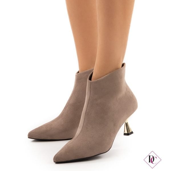 elegante khakifarbene Stiefeletten mit goldenem Spool-Absatz von De Caro Footwear (4)