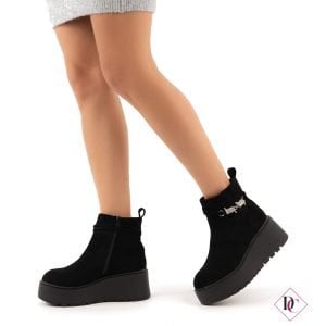 stivali scamosciati alla caviglia con zeppa nero de caro calzature (1)