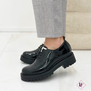 Elegantes zapatillas inglesas negras brillantes con tacón cómodo de De Caro Footwear