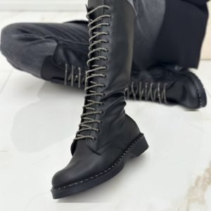anfibi alti al ginocchio tacco basso con lacci strass pelle nero de caro calzature (4)