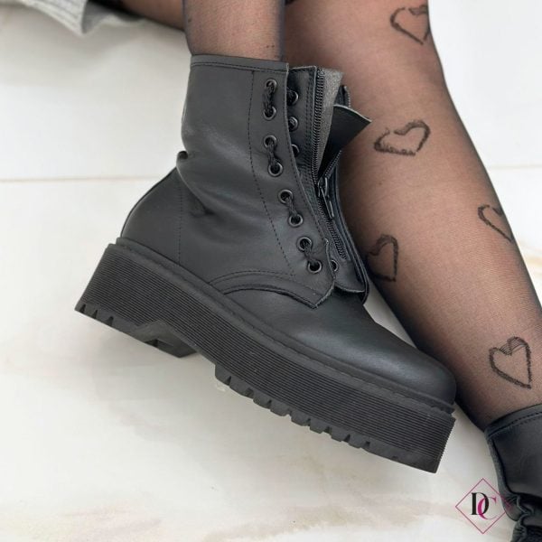 anfibi pelle nero con suola alta e zip davanti de caro calzature (7)