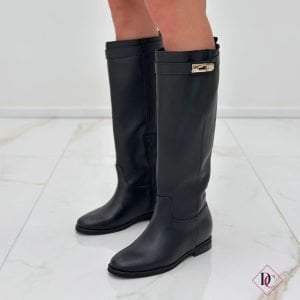 stivali neri eleganti vera pelle con zeppa interna e cinturino oro de caro calzature (4)