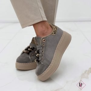 sneakers camoscio grigio con accessori sui lacci e zeppa alta de caro calzature (6)