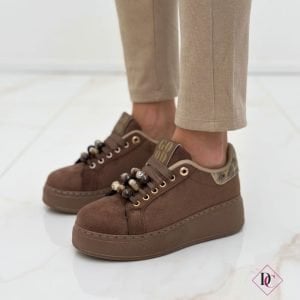 sneakers camoscio marrone con accessori sui lacci e zeppa alta de caro calzature (3)