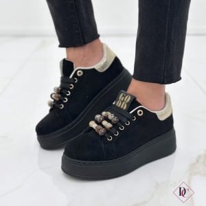 sneakers camoscio nero con accessori sui lacci e zeppa alta de caro calzature (4)