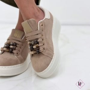 Sneakers Elin con zeppa platform e ciondoli sui lacci