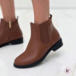 stivaletti alla caviglia camel con tacco basso ed elastico de caro calzature (1)
