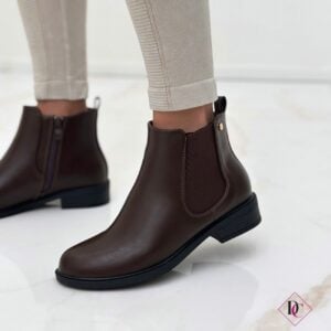 stivaletti alla caviglia marrone con tacco basso elasticizzati de caro calzature (1)