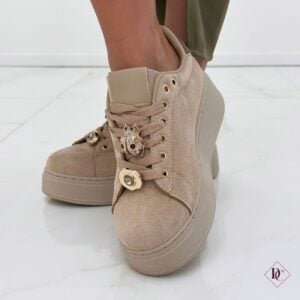 Sneakers Ornella con zeppa comoda e 4 gioielli sui lacci