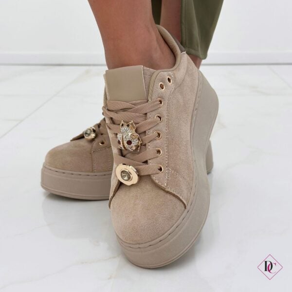 sneakers camoscio beige con zeppa e gioielli sui lacci de caro calzature (1)