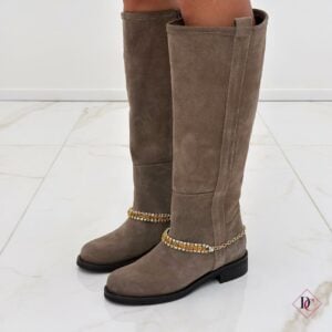 stivali camoscio tortora con tacco basso e gambale largo cavigliera gioiello de caro calzature (10)